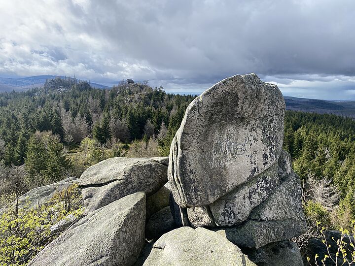 Granitfelsen mit weitem Blick über die bewaldeten Harzer Berge